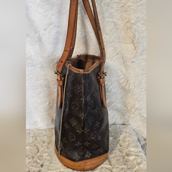 Louis Vuitton Monogram Petit Bucket Bag. - Picture 7 of 16